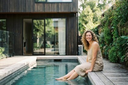 Femme souriante dans un jardin avec piscine moderne