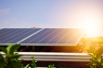 Investir dans le solaire : comment bien choisir vos équipements pour maximiser vos économies ?