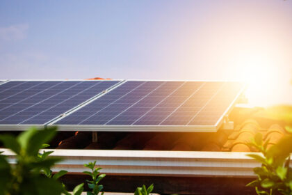 Investir dans le solaire : comment bien choisir vos équipements pour maximiser vos économies ?