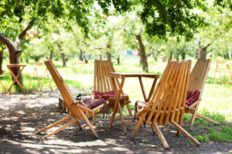 Nettoyer et protéger sa chaise de jardin selon le matériau